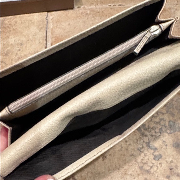 Authentic Gucci GG Canvas New Abbey
D Ring Long Wallet Cream Leather w/ box - Picture 9 of 12